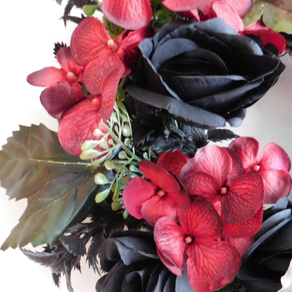 Handcrafted embrace dark